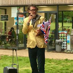 compere in gold jacket